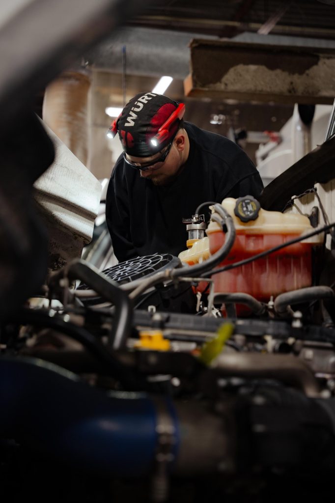 L’équipe de direction de Camions BL est fière d’annoncer la mise en place de postes à 4 jours par semaine, une initiative pensée pour améliorer la conciliation travail-famille, attirer de nouveaux talents et favoriser la rétention des employés.

Une initiative inspirée par les employés
Chez Camions BL, le bien-être des employés est une priorité. Après plusieurs consultations internes, une tendance claire s’est dégagée : plusieurs membres de l’équipe souhaitaient un meilleur équilibre entre leur vie professionnelle et personnelle.

« Après avoir consulté les employés sur les avantages que l’entreprise pourrait offrir, l’idée de postes à 4 jours par semaine revenait souvent. Cela fait plusieurs mois que nous y réfléchissions. Plusieurs ont des enfants, des obligations personnelles, et nous voulons leur offrir la flexibilité nécessaire pour s’épanouir autant à la maison qu’au travail. »
– Samuel Lamoureux, Directeur général

Comment ça fonctionne ?
Pour assurer la continuité des opérations tout en offrant cette flexibilité, un système de rotation sur 3 semaines a été mis en place :
✔️ Une semaine, l’employé est en congé le lundi
✔️ La semaine suivante, le congé est le mercredi
✔️ Enfin, la troisième semaine, l’employé est en congé le vendredi et le lundi

Ce qui signifie qu’aux deux semaines, les employés bénéficient d’une fin de semaine de 4 jours (le samedi et le dimanche étant toujours des jours de congé).

Un avantage pour tous
En plus d’améliorer la qualité de vie des employés, ce modèle innovant permet également d’attirer des candidats qualifiés dans un marché où la pénurie de main-d’œuvre est un défi. Camions BL continue ainsi de se démarquer en tant qu’employeur de choix dans l’industrie du camion lourd.

L’entreprise est convaincue que cet équilibre entre performance et bien-être sera bénéfique pour tous. Une approche gagnant-gagnant qui reflète les valeurs fondamentales de Camions BL : respect, engagement et innovation.

💬 Vous aimeriez rejoindre une entreprise qui met ses employés au cœur de ses décisions ? Consultez nos offres d’emploi et venez faire partie de l’équipe !